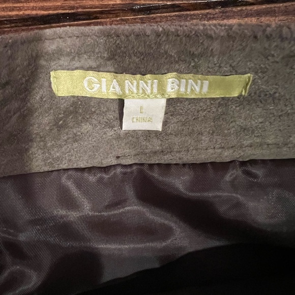 Gianni Bini Olive green Button-Front Suede Skirt, size large. EUC, zipper back. - Picture 4 of 6